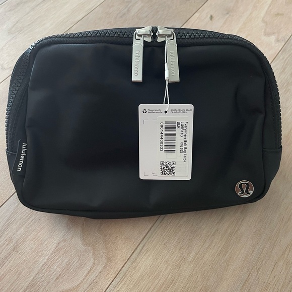 NWT Lululemon Large Belt Bag in Black - Picture 2 of 2